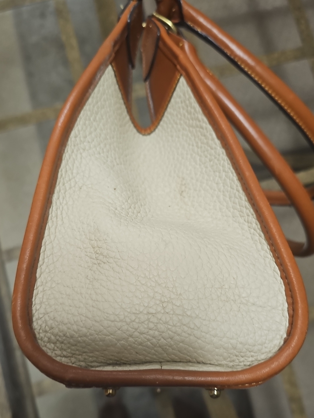 Dooney & Bourke Tan and Cream Leather Shoulder Bag ❤️ OFFERS WELCOMED!!❤️ - Picture 5 of 16
